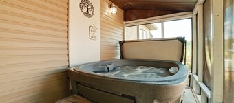 Pet Friendly House: 5 Mins to Garden of the Gods