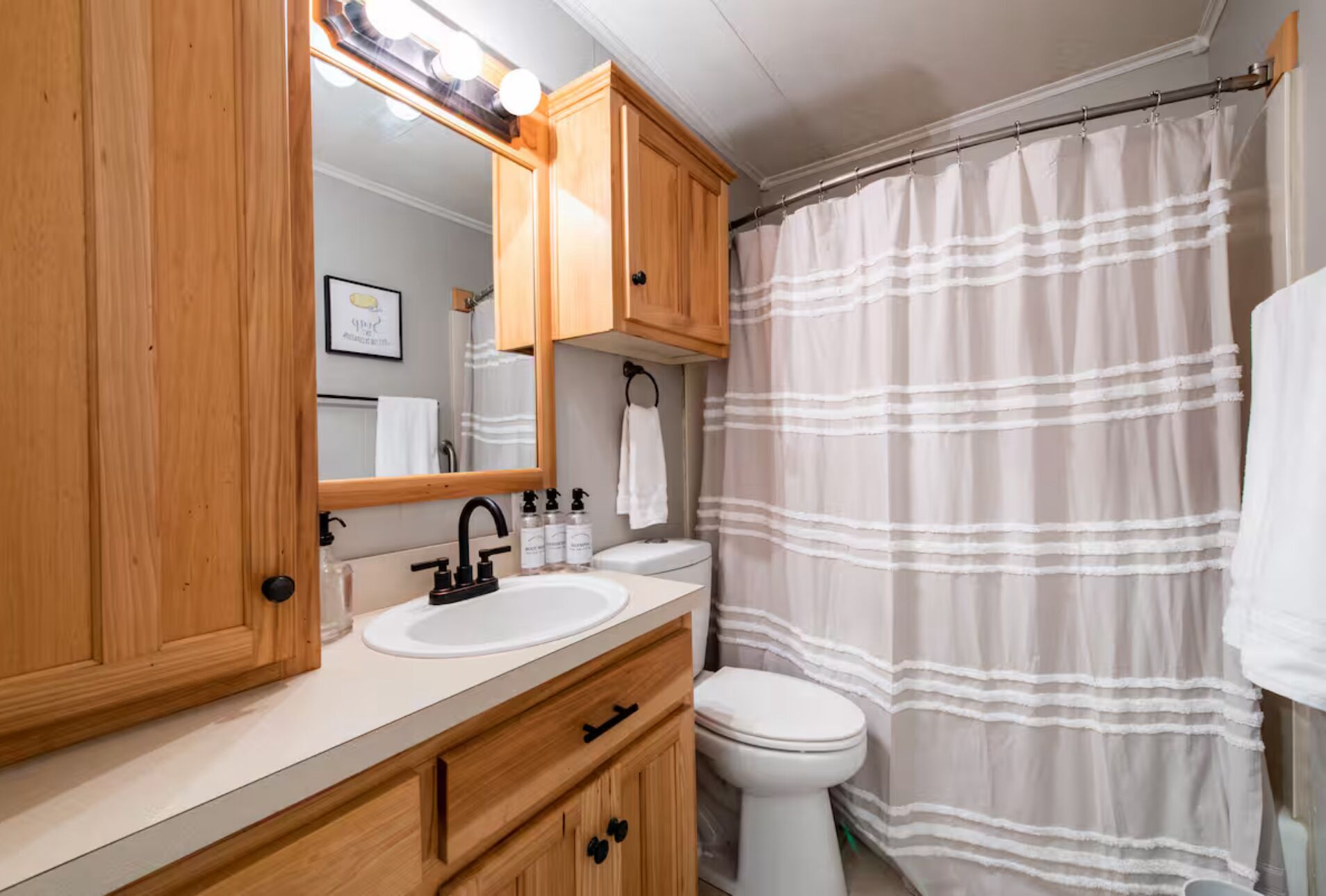 Een haardroger, handdoeken, zeep, toiletpapier