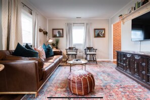 Een smart-tv en boeken