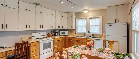 Réfrigérateur, micro-ondes, plaque de cuisson, lave-vaisselle