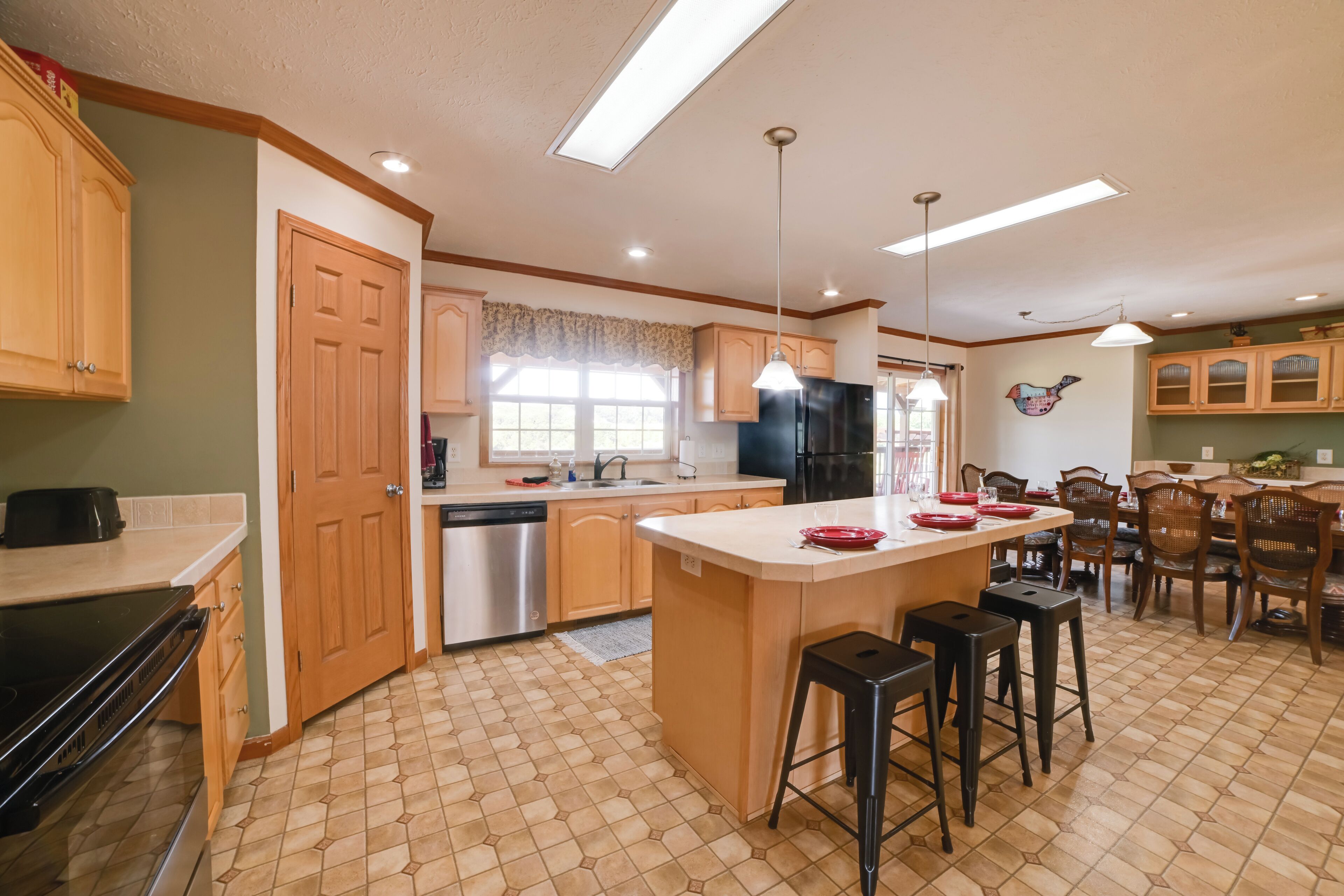 Fridge, microwave, stovetop, dishwasher