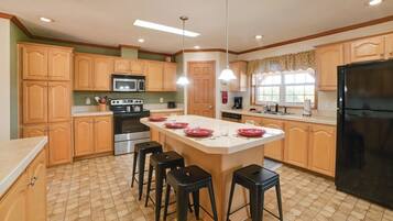 Køleskab, mikrobølgeovn, kogeplade, opvaskemaskine