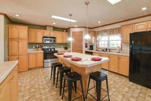 Fridge, microwave, stovetop, dishwasher