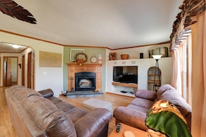 TV, fireplace
