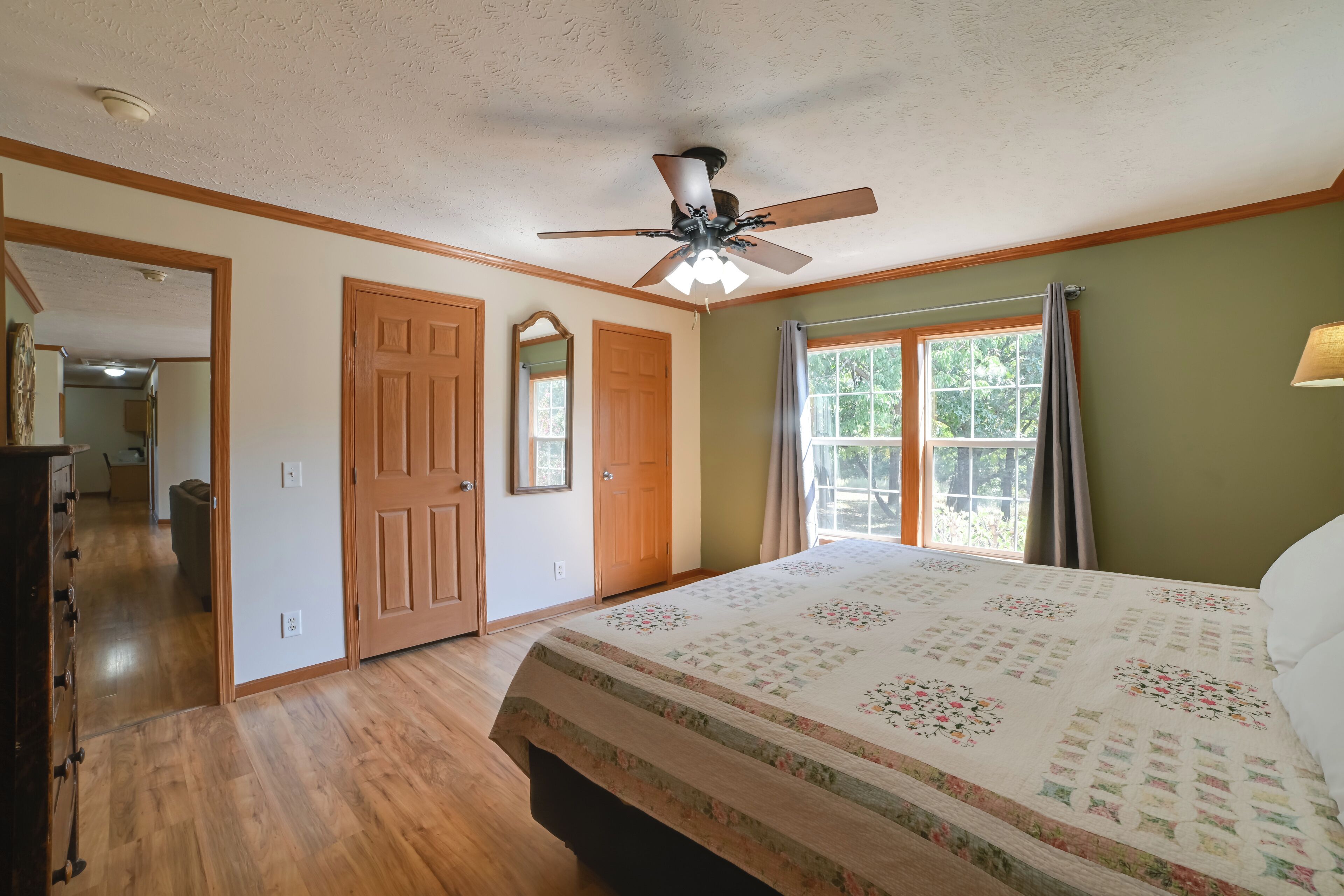 4 bedrooms, desk, iron/ironing board, travel crib