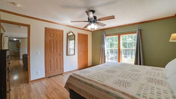 4 Schlafzimmer, Schreibtisch, Bügeleisen/Bügelbrett, Reisekinderbett