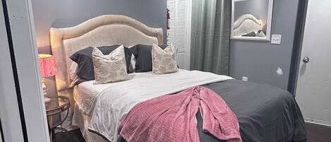 1 dormitori, planxa i posts de planxar, wifi i roba de llit