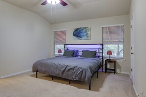 4 habitaciones, escritorio, tabla de planchar con plancha y internet 
