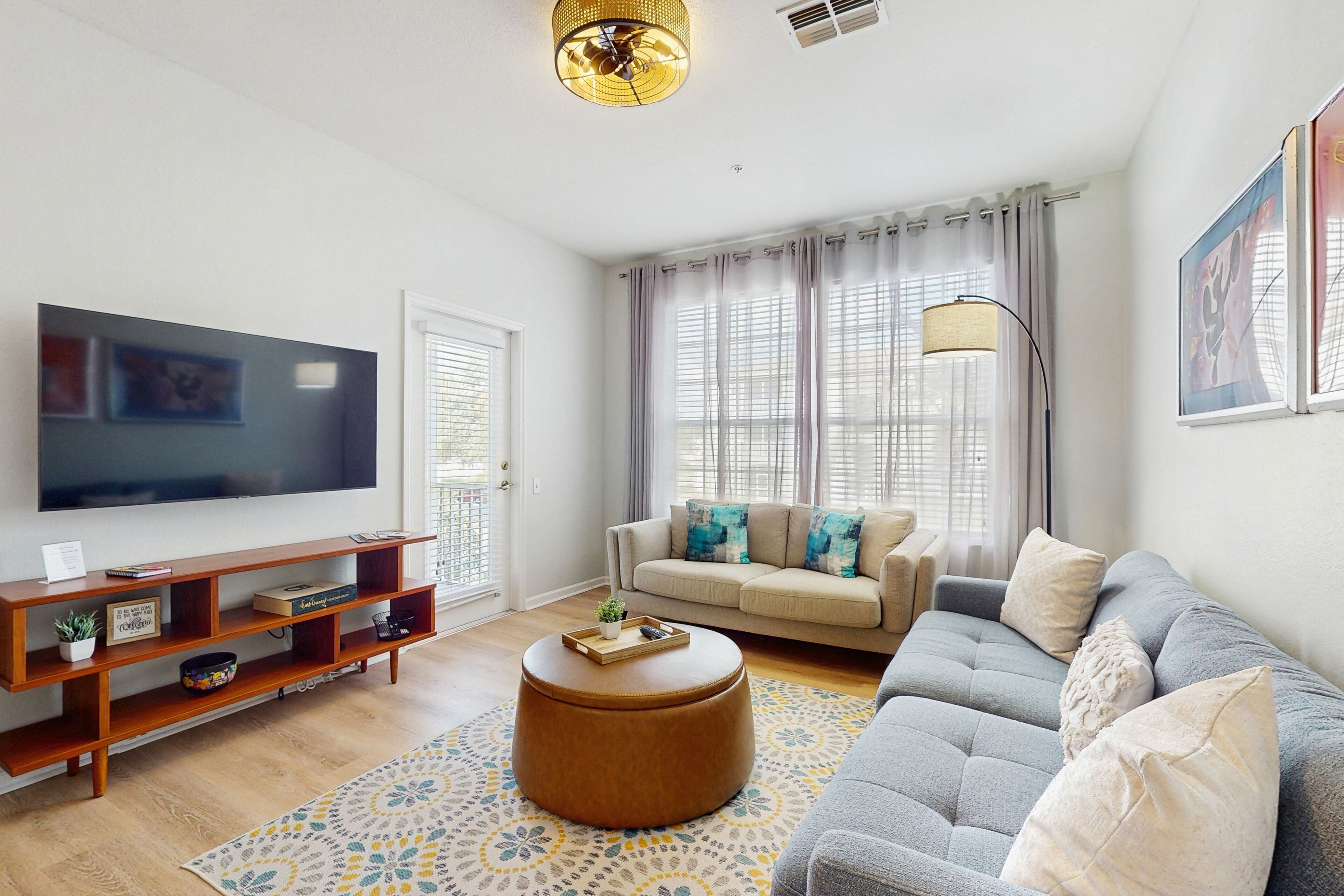 Téléviseur, table de ping-pong