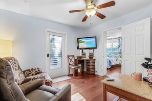 2 bedrooms, desk, iron/ironing board, WiFi - Tropical 2-bedroom house with pool & hot tub in Fort Myers (Fort Myers)