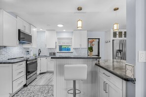 Fridge, microwave, oven, stovetop - Tropical 2-bedroom house with pool & hot tub in Fort Myers (Fort Myers)