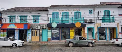 Vista frontal de la propiedad
