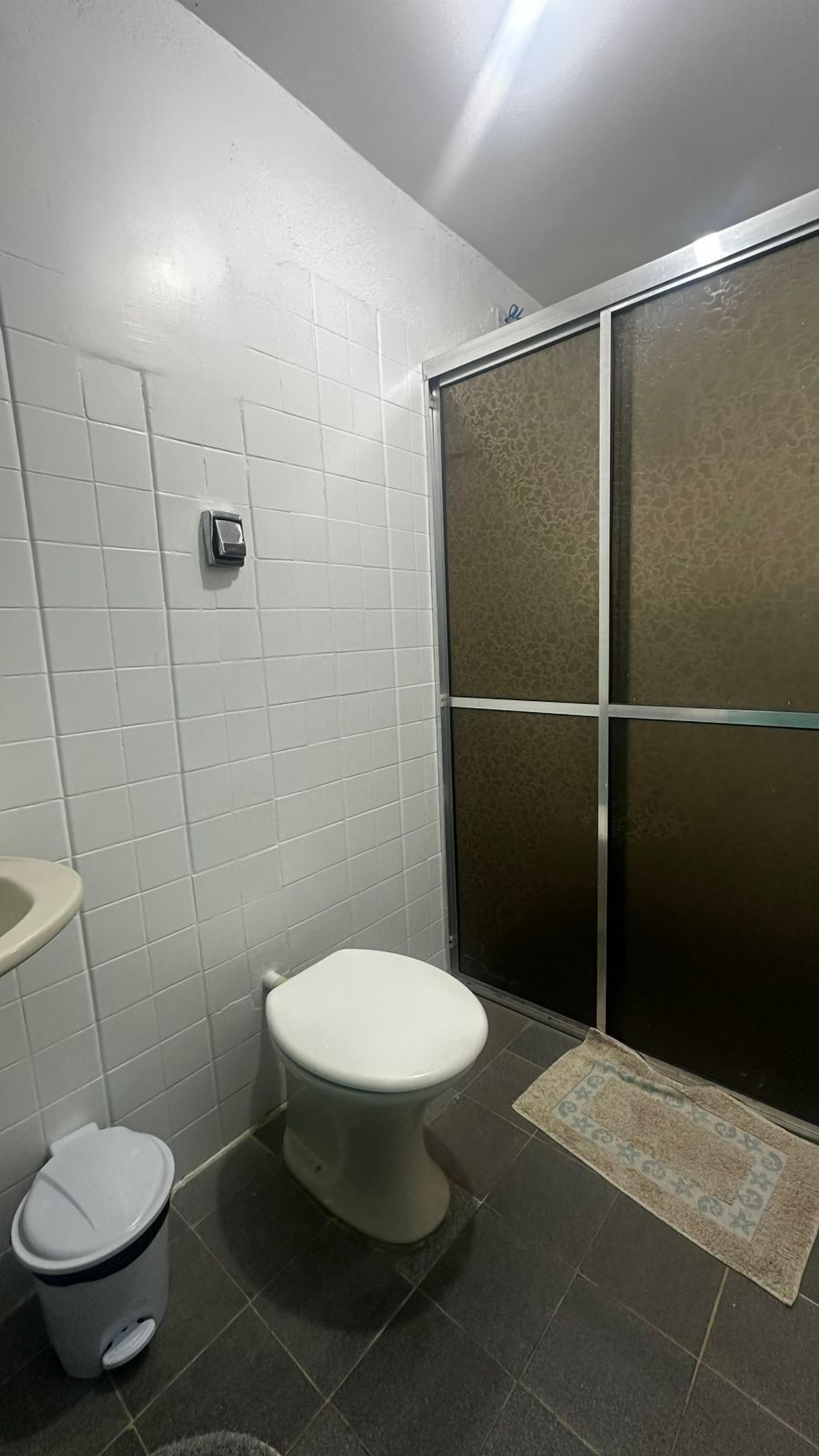 Douche, serviettes fournies, savon, papier toilette