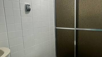 Douche, serviettes fournies, savon, papier toilette