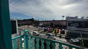 Habitación cuádruple estándar, balcón, vista a la ciudad | Terraza o patio