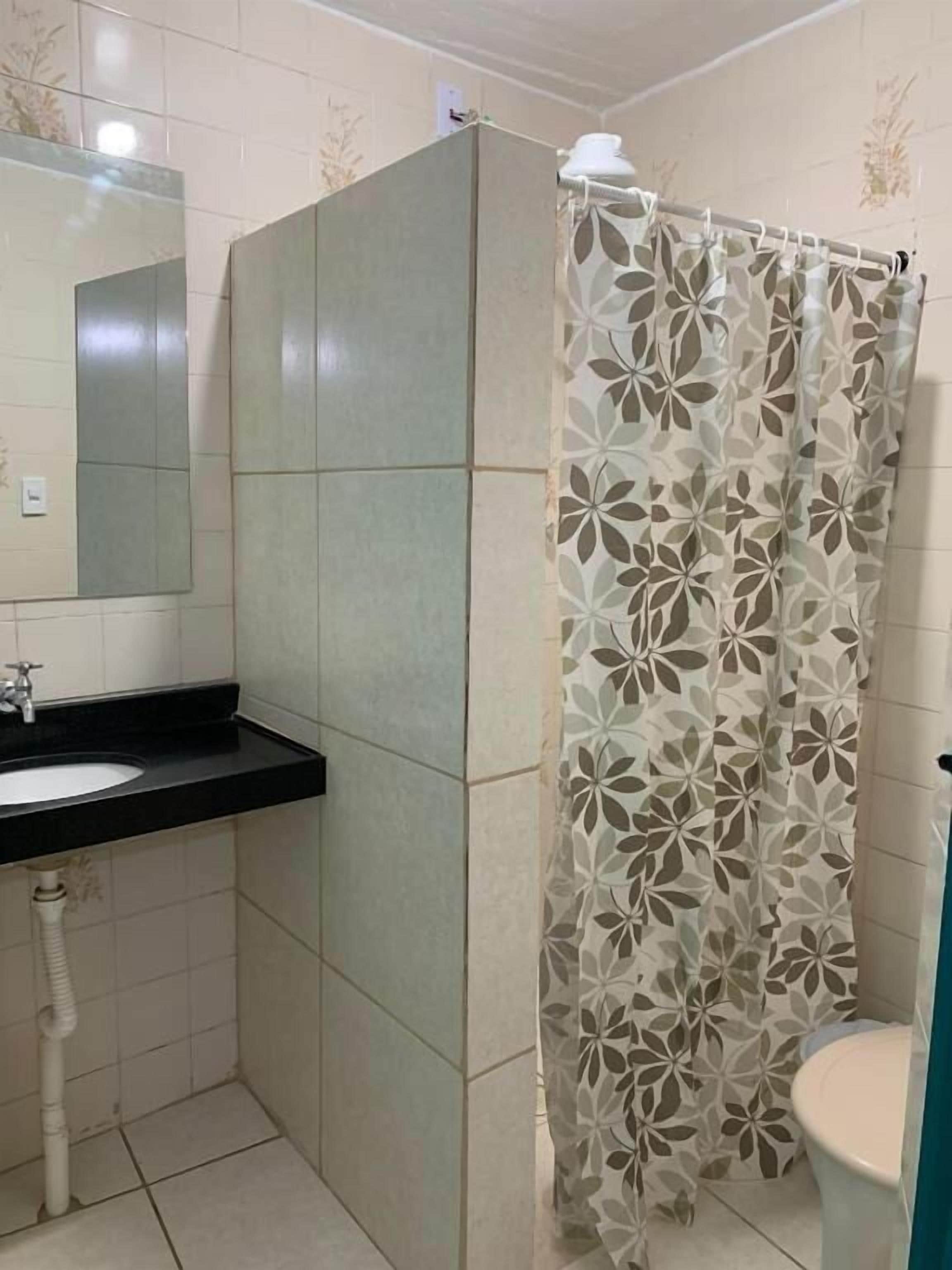 Twin kamer, 2 eenpersoonsbedden | Badkamer | Een douche, handdoeken, zeep, toiletpapier