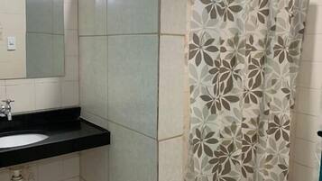 Twin kamer, 2 eenpersoonsbedden | Badkamer | Een douche, handdoeken, zeep, toiletpapier