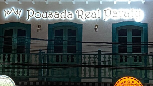 A building with a sign that reads "Pousada Real Paraty". - Pousada Real Paraty (Paraty)
