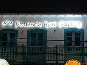 Vista frontal de la propiedad