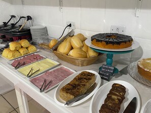 Free daily buffet breakfast  - Pousada Real Paraty (Paraty)
