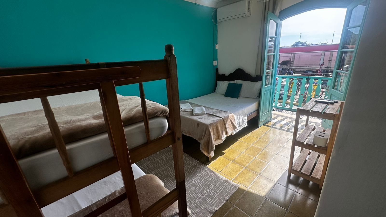 Habitación cuádruple estándar, balcón, vista a la ciudad | Wifi gratis 