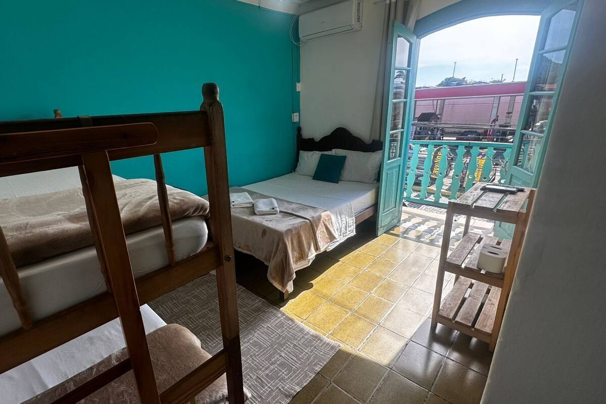 Habitación cuádruple estándar, balcón, vista a la ciudad | Wifi gratis