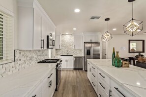 Mikrobølgeovn, ovn, kokeplater og oppvaskmaskin