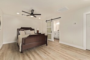 4 bedrooms, iron/ironing board, WiFi, bed sheets