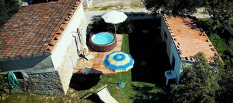 Alcove room garden view