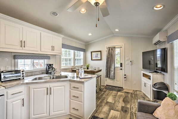 Fridge, microwave, oven, stovetop - Country Escape • Near Camps & Ski • Autumn Midweek - 35% OFF Promo! (Pleasant Mount)