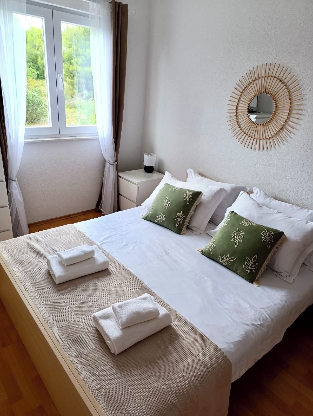 2 عدّة غرف نوم ومكواة/لوح كي وواي فاي وملاءات أسرّة