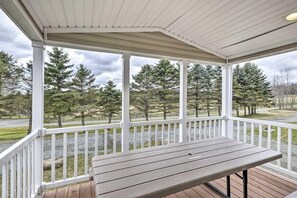Outdoor dining - 2hr NYC Trip: Fresh Air Log Cabin & Suites (Pleasant Mount)