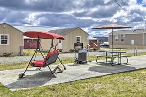 Outdoor dining - 2hr NYC Trip: Fresh Air Log Cabin & Suites (Pleasant Mount)