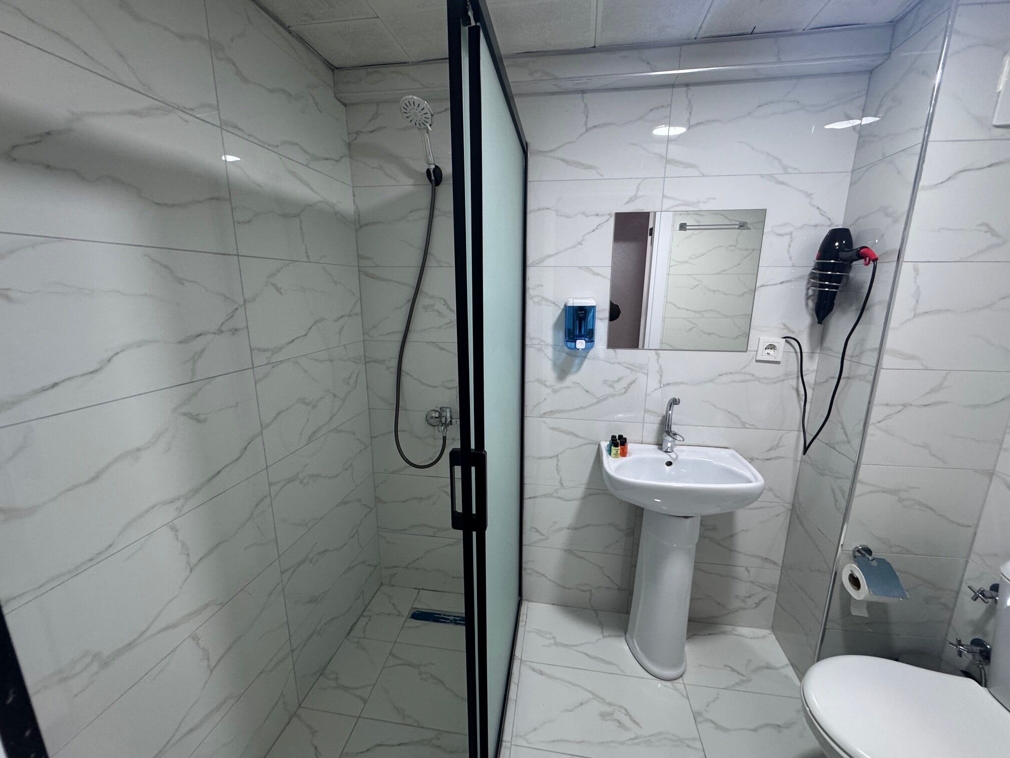 Chambre Double | Salle de bain | Sèche-cheveux, chaussons, serviettes fournies, savon