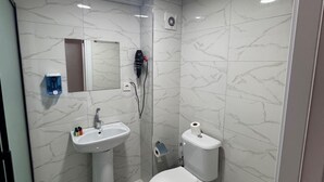 A bathroom with a sink, toilet, and mirror. - Old City Kadıköy Otel (Istanbul)