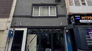A multi-story building with a sign reading "OLD CITY KADIKOY". - Old City Kadıköy Otel (Istanbul)