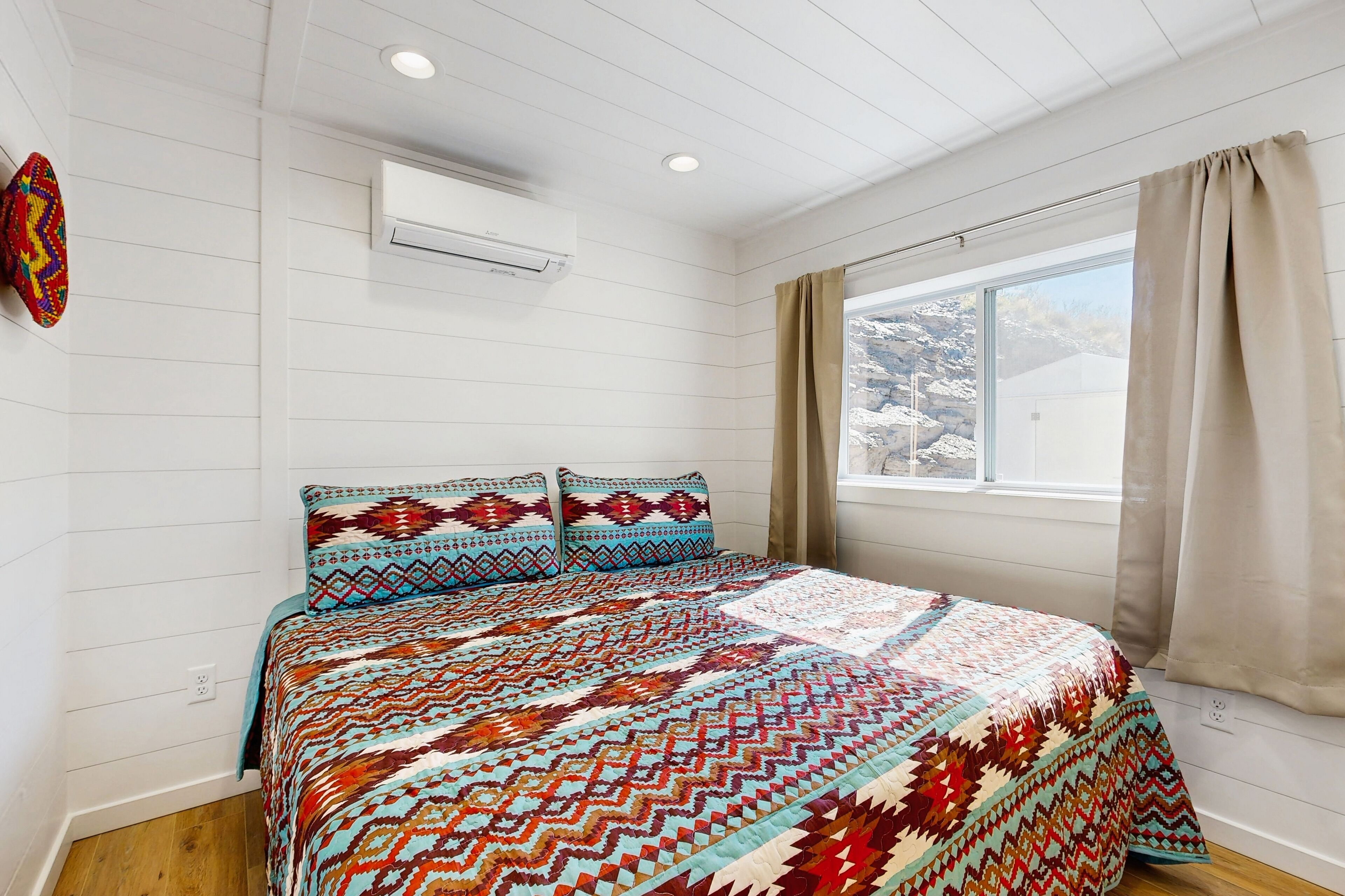 2 عدّة غرف نوم وخدمة الإنترنت وملاءات أسرّة