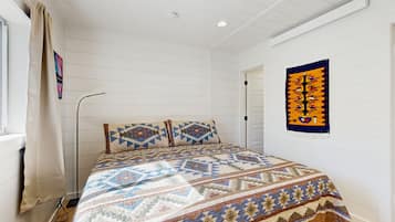 2 bedrooms, internet, bed sheets