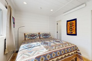 2 bedrooms, internet, bed sheets