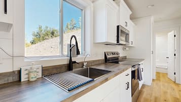 ثلاجة، ميكروويف، فرن، موقد طهي مسطح