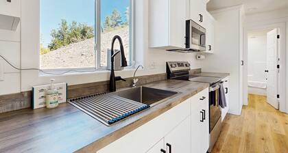 Cozy home w/ full kitchen, w/d & secluded location near trails