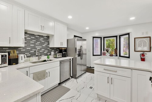 Upscale 5BR 3 BA home near Bradley Fair & 3 miles from Striker Sport, pool table