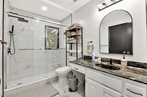 Douche, sĂšche-cheveux, serviettes fournies, savon