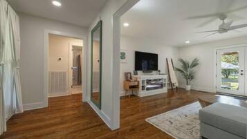 Televisie en een open haard