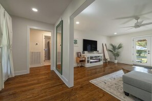 Télévision, cheminée