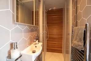 Hårtork, handdukar, tvål och schampo