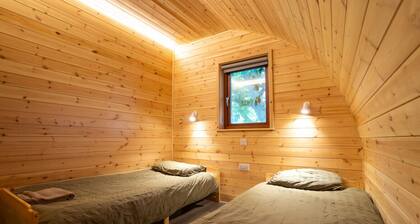 Lidgate Star Cabin 2 · Eco-friendly cabin next to 16th century pub