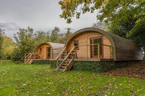Lidgate Star Cabin 2 · Eco-friendly cabin next to 16th century pub