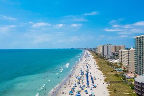 On the beach - Oceanfront condo with pool, hot tub, private balcony & close to golf (North Myrtle Beach)