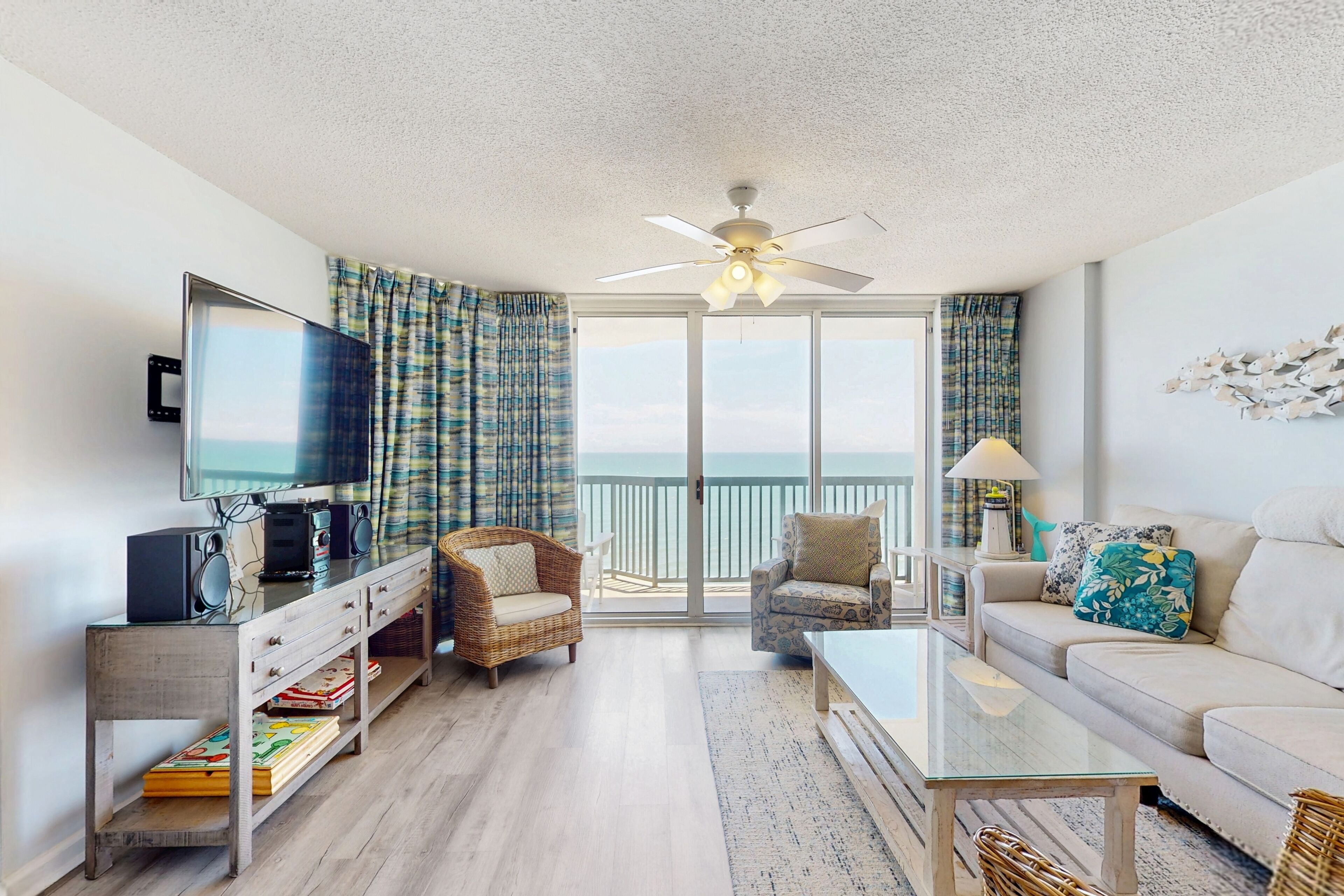 Een televisie, een dvd-speler en een stereo